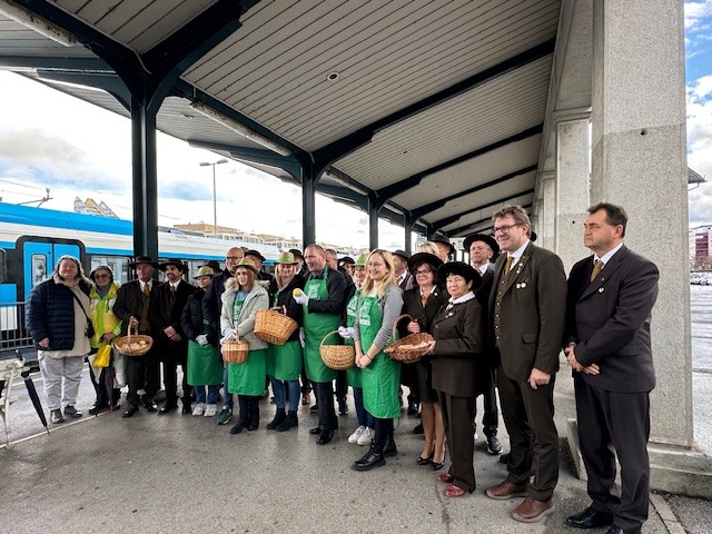 SPOROČILA ZA JAVNOST-​V Tednu slovenske hrane se je začel projekt Lokalna hrana na vlakih 1 176