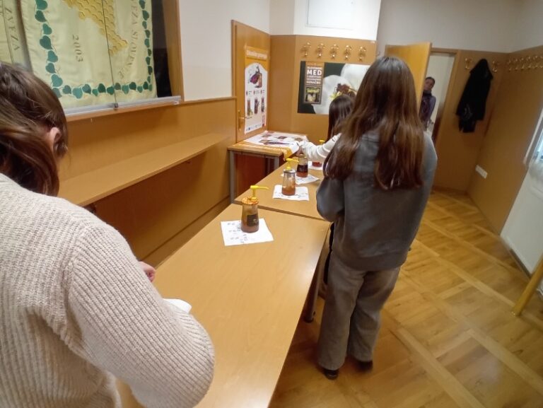 Tudi na ČZS smo danes jedli tradicionalni slovenski zajtrk 20251121 114920