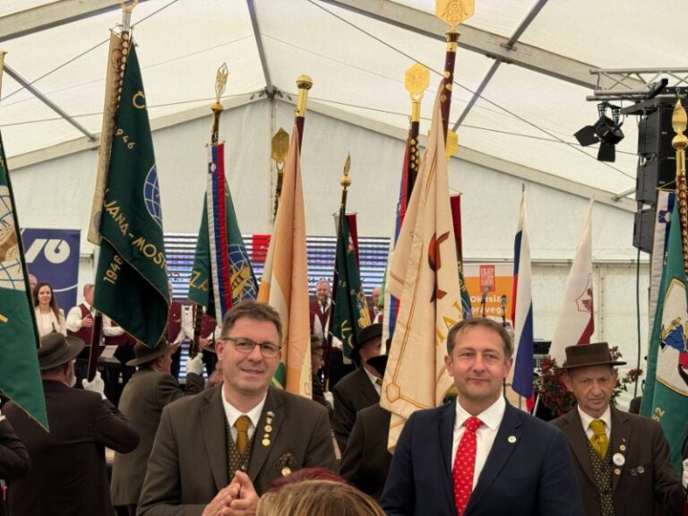 EU KOMISARJU bomo podarili pravi med iz 30 držav Evrope, žal polovica medu, ki ga potrošnik v Evropi kupi je ponarejenega! 493145340 2875988505906797 5357386477678070453 n 1