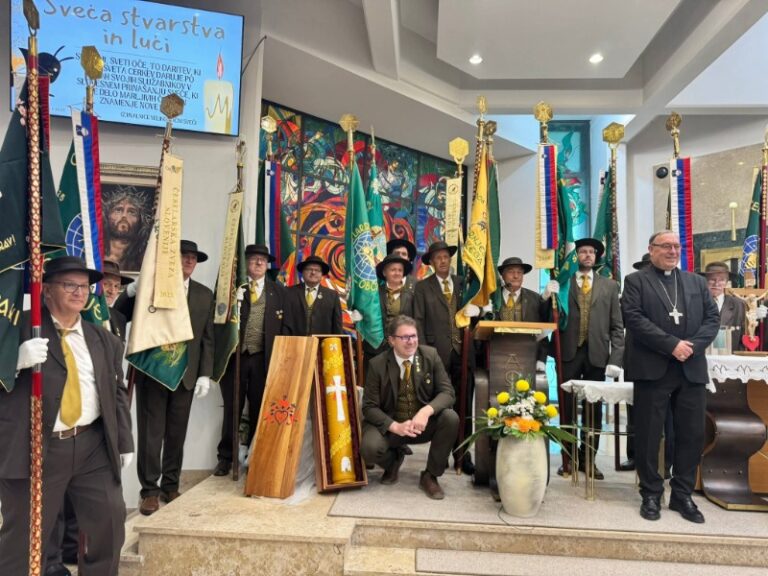 ​Sveča pripravljena, čakamo termin Papeža Leona XIV, da čebelarji vsega sveta obiščemo Vatikan! pro q0ZOhhnb