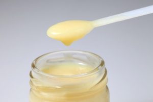 Matični mleček na žlici