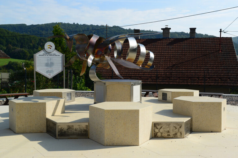 Spomenik kranjski čebeli v Višnji gori-