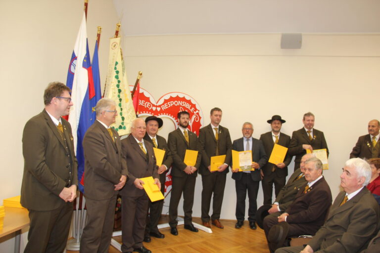 75. občni zbor Čebelarske zveze Slovenije Drustva ki so prejela odlikovanje Anton Jansa