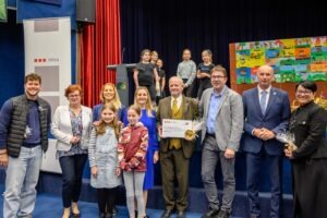 Otvoritve učnih čebelnjakov v okviru projekta PRVA čebela Otvoritev ucnega cebelnjaka PRVA Cebela OS senovo foto skupina PRVA