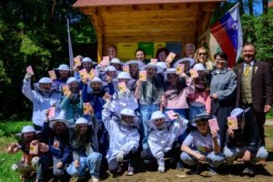Otvoritve učnih čebelnjakov v okviru projekta PRVA čebela Otvoritev ucnega cebelnjaka PRVA cebela OS Vitanje foto skupina PRVA 2