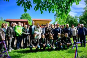 Otvoritve učnih čebelnjakov v okviru projekta PRVA čebela Otvoritev ucnega cebelnjaka PRVA cebela Srednja sola za hortikulturo in vizualne umetnosti Celje foto skupina PRVA 1