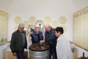 Slavnostno odprtje stalne razstave čebelarstva, učnega čebelnjaka in nove parkovne površine z medovitimi rastlinami v okviru projekta BEE(A)WARE 700379610 991187703418032 1206550024324595802 n