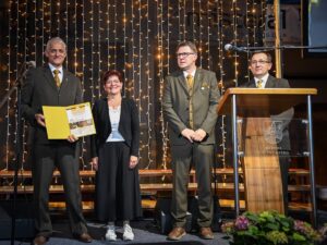 Čebelar Henrik Zaletelj prejemnik Poklukarjevega priznanja za najbolj medonosno čebeljo linijo l 1316081 1