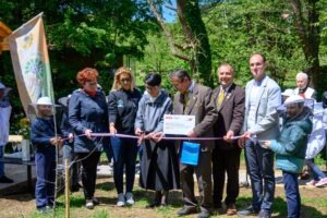Otvoritev učnega čebelnjaka v Vitanju Otvoritev ucnega cebelnjaka PRVA cebela OS Vitanje foto skupina PRVA 18