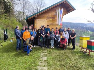Čebelarji in taborniki – pet let skupne skrbi za čebelnjak na Piglu Cebelarji in taborniki – pet let skupne skrbi za cebelnjak na Piglu 3