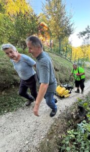 Delovna akcija ravenskih čebelarjev – ko skupnost poskrbi za čebelarsko pot Delovna akcija ravenskih cebelarjev 2