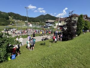 Posajeno drevo za vsako generacijo učencev Pobegli Sentjancan
