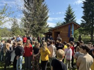 Občina Ravne na Koroškem ob svetovnem dnevu čebel prejela in namenu predala unikaten panj l 857244Svetovni dan cebel 26 5
