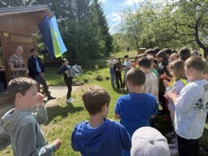 Občina Ravne na Koroškem ob svetovnem dnevu čebel prejela in namenu predala unikaten panj l 857248Svetovni dan cebel 26 9