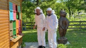 Občina Ravne na Koroškem ob svetovnem dnevu čebel prejela in namenu predala unikaten panj l 857253Svetovni dan cebel 26 16
