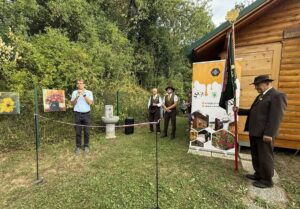 Na Piglu slovesno predali namenu vodovod pri učnem čebelnjaku Čebelarskega društva Ravne. l 889017Odprtje vodovoda na Piglu CD Ravne 4