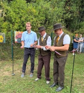 Na Piglu slovesno predali namenu vodovod pri učnem čebelnjaku Čebelarskega društva Ravne. l 889020Odprtje vodovoda na Piglu CD Ravne 7