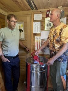 Prvo točenje medu iz občinskega panja l 898544Tocenje prvega medu iz obcinskega panja