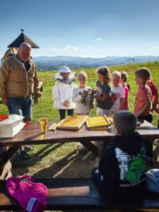 Tretješolci OŠ Loče spoznavali skrivnostni svet čebel l 90897218450